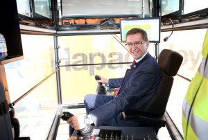 LR Markus Achleitner in der Position des Kranfahrers